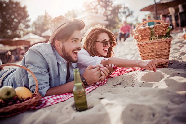 Pareja Joven Romántica Playa Disfrutando Picnic — Foto de Stock