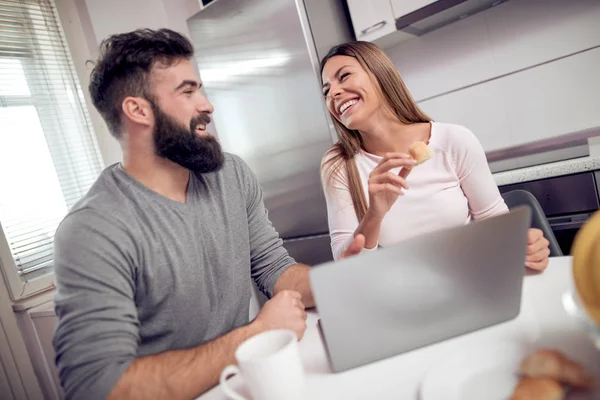 Pareja Joven Disfrutando Del Café Viendo Películas Casa — Foto de Stock