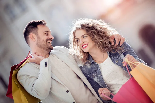 Feliz Joven Pareja Divirtiéndose Aire Libre Sonriendo Mirando Tableta — Foto de Stock