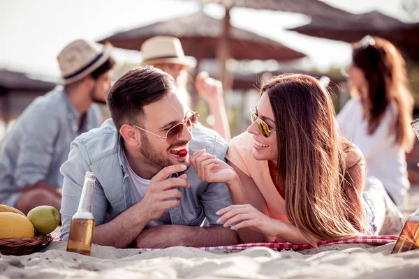 Glada Unga Par Njuter Picknick Stranden Och God Tid Sommarlovet — Stockfoto