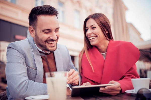 Junges Paar Nutzt Tablet Computer Und Trinkt Kaffee Café — Stockfoto