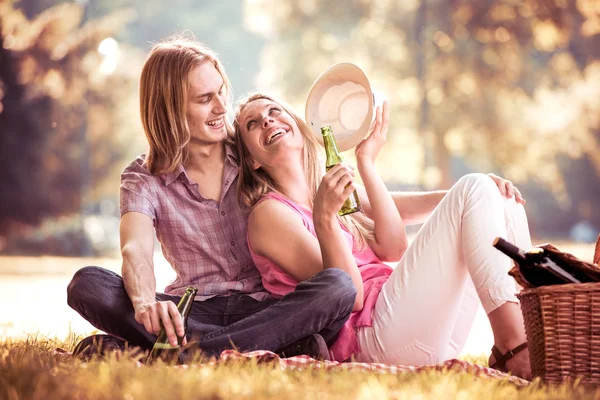 Young Happy Couple Enjoying Picnic Beer Bottles Park — Stock Photo, Image