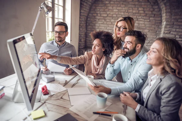 Grupo Empresarios Que Trabajan Una Oficina Luminosa — Foto de Stock