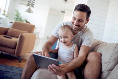 Genç Baba ve küçük oğul evde laptop tarama