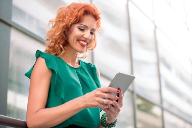 İşkadını şehir sokak tablet pc bilgisayar ile çalışma