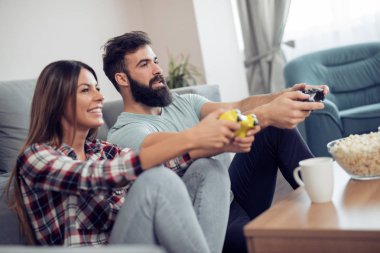Katta video oyun oynarken genç Çift