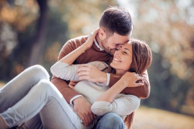 Genç bir çift harcama zaman içinde Şehir Parkı