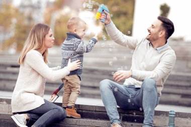 Anne ve çocuk şehirde eğleniyor