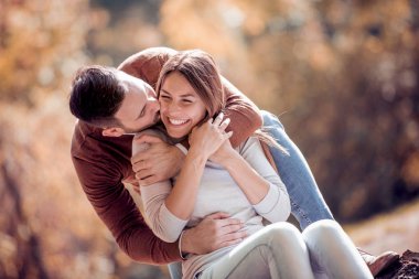 Genç bir çift harcama zaman içinde Şehir Parkı