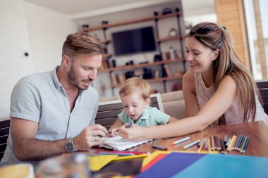 Genç ailesi ile birlikte oğlu evde oturma odasında çizim