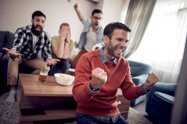 Grup arkadaşları-futbol izlerken futbol oyun televizyon ve kutlama hedefte fanlar