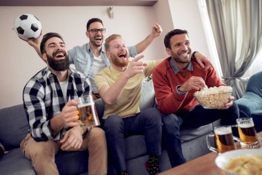 Grup arkadaşları-futbol izlerken futbol oyun televizyon ve kutlama hedefte fanlar