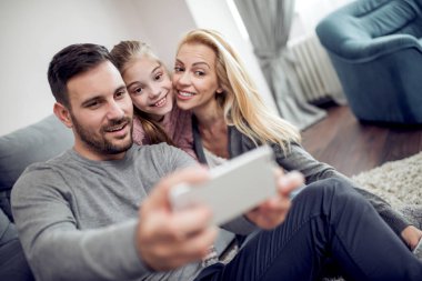 Genç aile alarak selfie evde oturma odasında