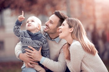 Anne ve çocuk şehirde eğleniyor