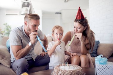 Mutlu aile kutluyor oğlu ikinci yaş gününü evde pasta ile