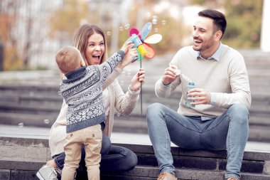 Anne ve çocuk şehirde eğleniyor