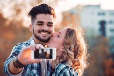 Genç çift alarak selfie şehirde yürürken sevgi dolu