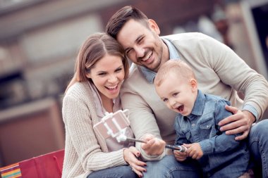 Baba, anne ve oğlu selfie alarak City