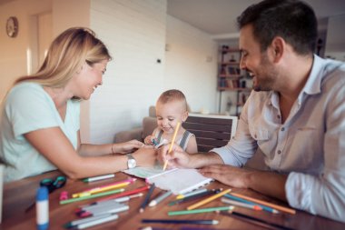 gülümseyen aile birlikte evde mutfak çizim