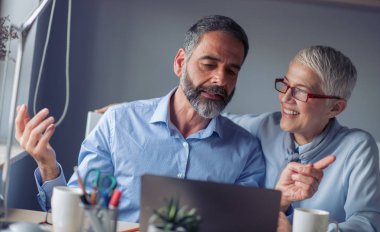 Tartışmak ve birlikte ofiste çalışan olgun iş adamları