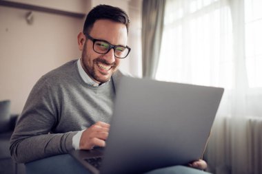 İş adamı evde laptop ile çalışma