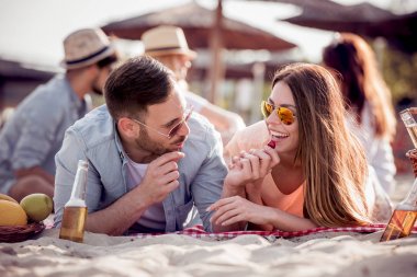 Eğlence ve içki bira sahilde birlikte çift.