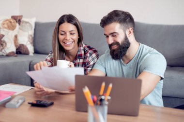 Genç çift faturaları dizüstü bilgisayar vasıl ev ile kontrol