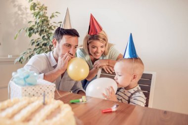Baba, anne ve oğlu doğum günü kutluyor