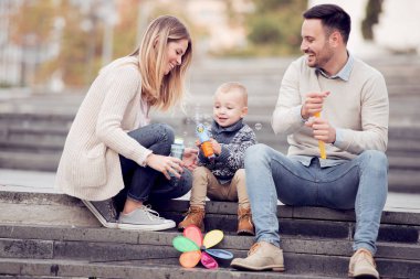 Anne ve çocuk şehirde eğleniyor