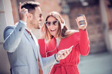 smartphone sokakta müzik paylaşımı kulaklık ile Çift