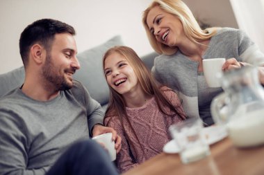 Genç aile evde kahvaltı