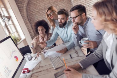 Grup çalışma parlak office İşadamlarından 