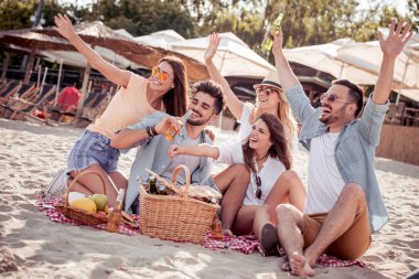 Bira içme ve beach partide eğleniyor arkadaşlar