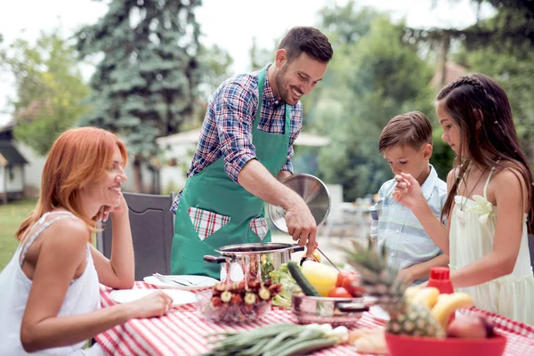 Junge Familie Beim Grillen Garten Sonnigen Tag — Stockfoto