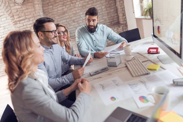 Grupo Empresarios Que Trabajan Una Oficina Luminosa — Foto de Stock