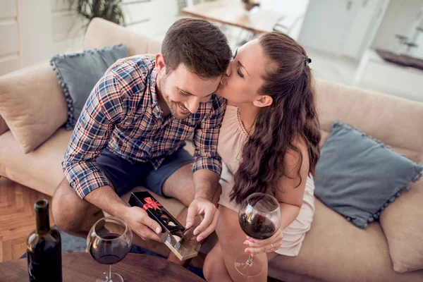 Pareja Joven Sentados Juntos Sofá Beber Vino — Foto de Stock