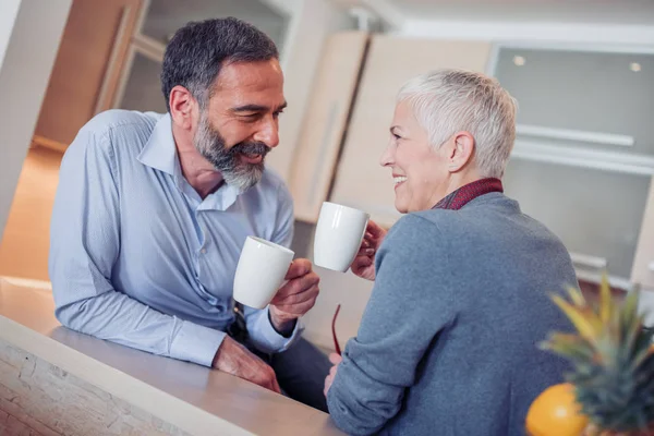 Ouder Paar Samen Koffie Drinken Keuken — Stockfoto