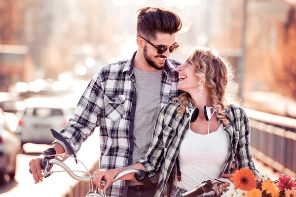 Junges Paar Auf Fahrrädern Mit Blumen Der Stadt — Stockfoto