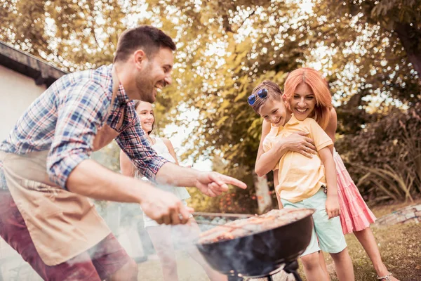 Familia teniendo una fiesta de barbacoa . — Foto de Stock