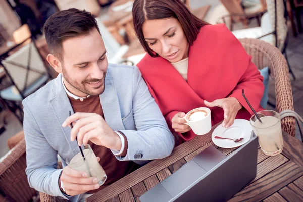Junges Paar Benutzt Laptop Während Café Sitzt — Stockfoto