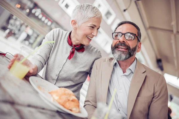 Elegante Pareja Adulta Desayunando Cafetería —  Fotos de Stock