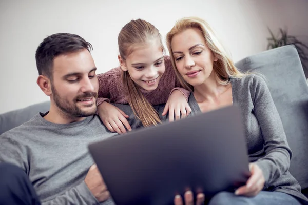 Padres Con Hija Usando Portátil Sala Estar — Foto de Stock