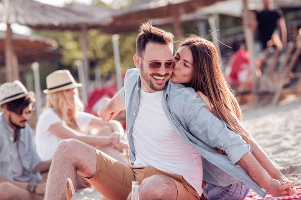 Couple Ensemble Sur Plage Avoir Plaisir — Photo