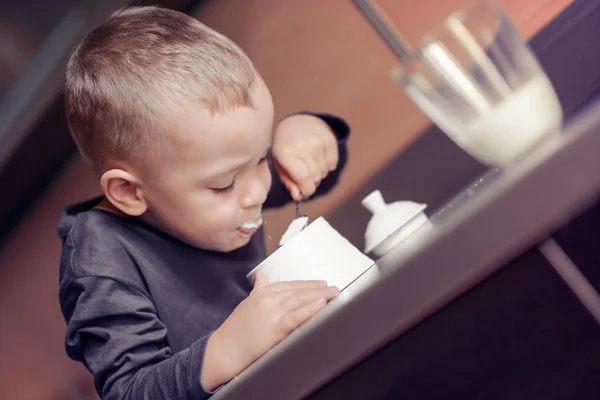 Tout Petit Garçon Manger Sucre Dans Cuisine — Photo