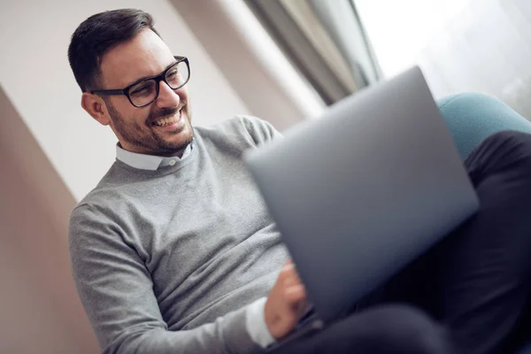 Empresário Casa Trabalhando Com Laptop — Fotografia de Stock