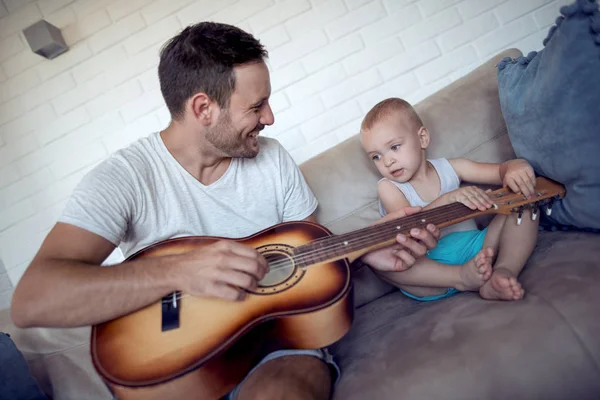 Père Jouant Guitare Avec Son Fils Maison — Photo