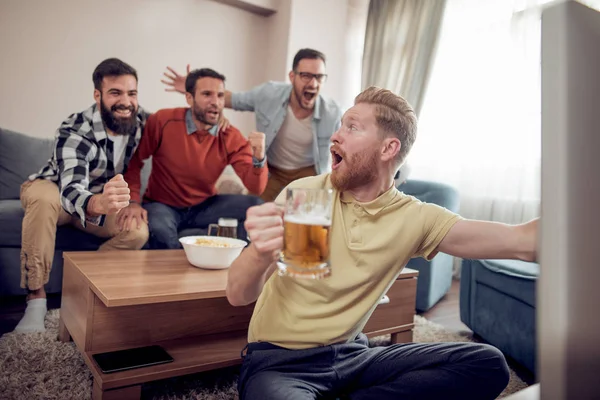 Grupo Amigos Aficionados Fútbol Viendo Partido Fútbol Televisión Celebrando Gol — Foto de Stock