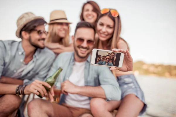 Gruppo Amici Che Scattano Selfie Con Smartphone Sulla Spiaggia — Foto Stock