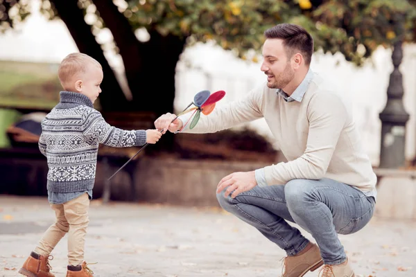 Junge Und Vater Spielen Mit Papierwindrad Auf Straße — Stockfoto