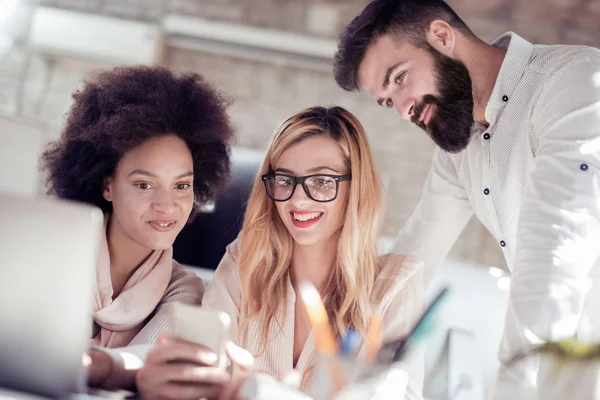 Socios Comerciales Que Trabajan Ordenador Discuten Ideas Reunión — Foto de Stock